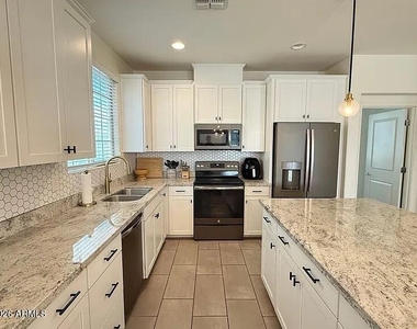 2658 S Harmony Avenue - Photo Thumbnail 2