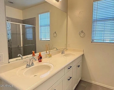 2658 S Harmony Avenue - Photo Thumbnail 15