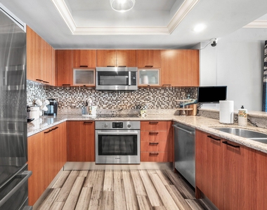 2650 Lake Shore Drive - Photo Thumbnail 9