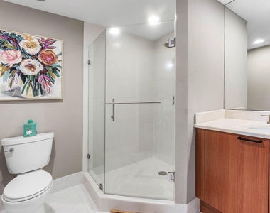 2650 Lake Shore Drive - Photo Thumbnail 13
