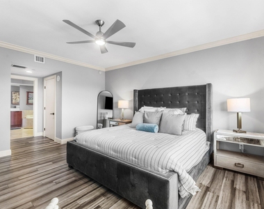 2650 Lake Shore Drive - Photo Thumbnail 17