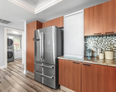 2650 Lake Shore Drive - Photo Thumbnail 10