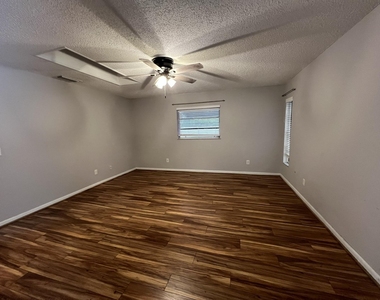 1916 Coconut Drive - Photo Thumbnail 9