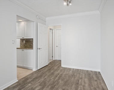 101 N Birch Road - Photo Thumbnail 6