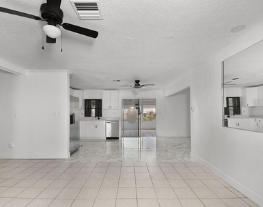 325 Nw Rebecca Avenue - Photo Thumbnail 4