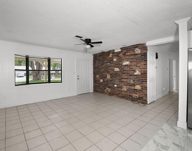 325 Nw Rebecca Avenue - Photo Thumbnail 3