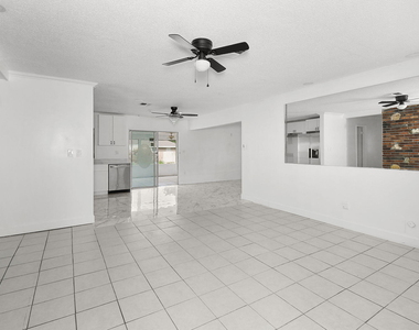 325 Nw Rebecca Avenue - Photo Thumbnail 2
