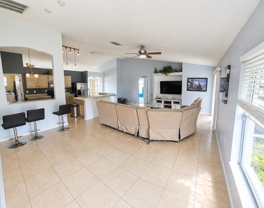 390 Nw Curtis Street - Photo Thumbnail 2