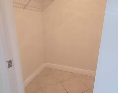4121 Stirling Road - Photo Thumbnail 9