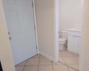 4121 Stirling Road - Photo Thumbnail 3
