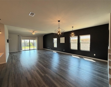 633 Cedar Springs Drive - Photo Thumbnail 8