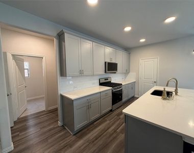 633 Cedar Springs Drive - Photo Thumbnail 6