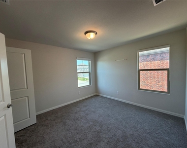 633 Cedar Springs Drive - Photo Thumbnail 12