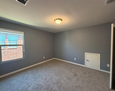 633 Cedar Springs Drive - Photo Thumbnail 13