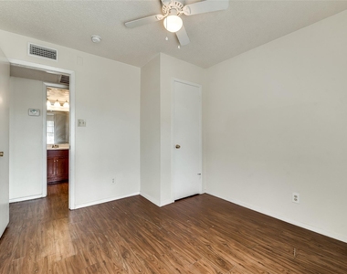 108 E Cedar Street - Photo Thumbnail 14