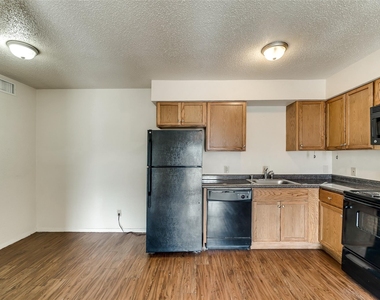 108 E Cedar Street - Photo Thumbnail 7