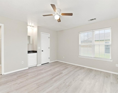 4004 Night Hawk Drive - Photo Thumbnail 10