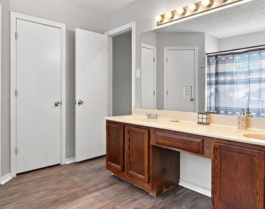 6313 Glen Knoll Drive - Photo Thumbnail 21