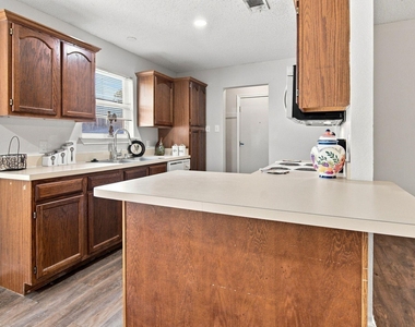 6313 Glen Knoll Drive - Photo Thumbnail 11