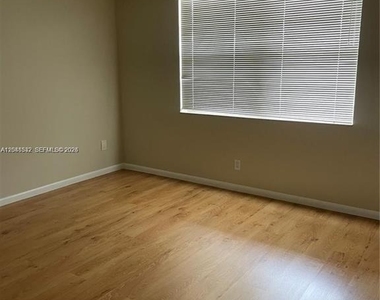 3100 W Rolling Hills Circle - Photo Thumbnail 5