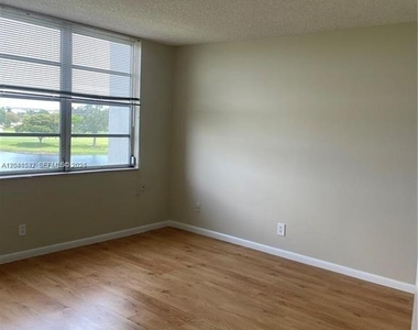 3100 W Rolling Hills Circle - Photo Thumbnail 6