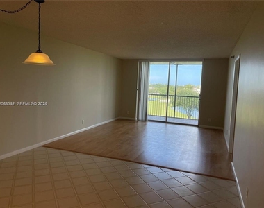 3100 W Rolling Hills Circle - Photo Thumbnail 2
