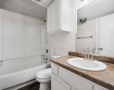 708 Woodland Court - Photo Thumbnail 20