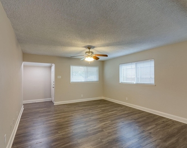 508 Lexington Lane - Photo Thumbnail 3