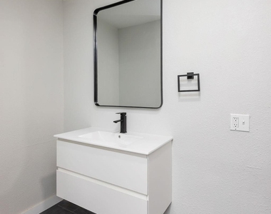 1025 W Walker Street - Photo Thumbnail 15