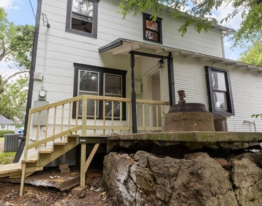 1025 W Walker Street - Photo Thumbnail 3
