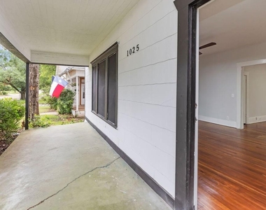 1025 W Walker Street - Photo Thumbnail 2