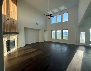 1905 Pecos Drive - Photo Thumbnail 11
