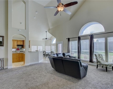 6917 Shady View Court - Photo Thumbnail 9