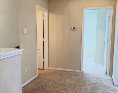 1049 Marietta Lane - Photo Thumbnail 19