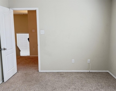 1049 Marietta Lane - Photo Thumbnail 22