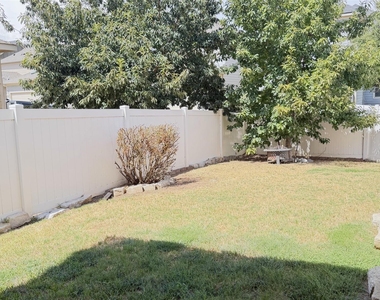 1049 Marietta Lane - Photo Thumbnail 32