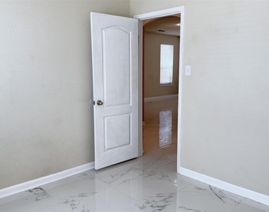 1049 Marietta Lane - Photo Thumbnail 15