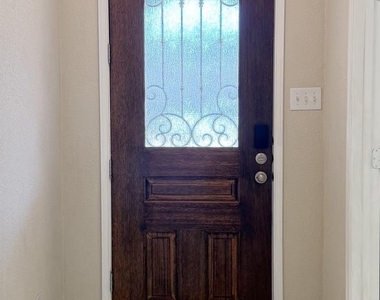 1049 Marietta Lane - Photo Thumbnail 4