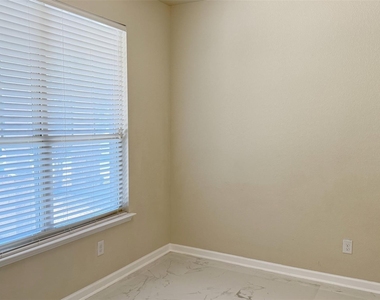 1049 Marietta Lane - Photo Thumbnail 14