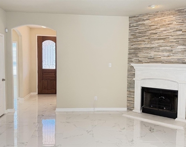 1049 Marietta Lane - Photo Thumbnail 5