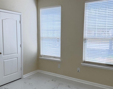 1049 Marietta Lane - Photo Thumbnail 16