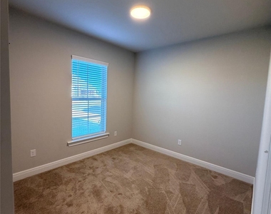 820 Venecia Drive - Photo Thumbnail 19