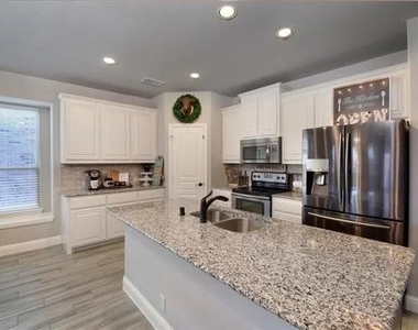 616 Crockett Drive - Photo Thumbnail 5