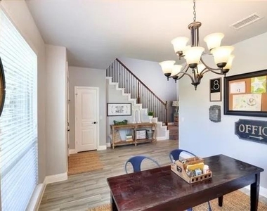 616 Crockett Drive - Photo Thumbnail 2