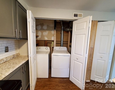 7516 Pebblestone Drive - Photo Thumbnail 8