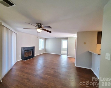 7516 Pebblestone Drive - Photo Thumbnail 4