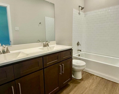 2703 Southern Oaks Drive - Photo Thumbnail 13