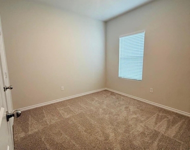 2703 Southern Oaks Drive - Photo Thumbnail 17