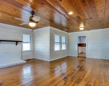 318 S Walker Street - Photo Thumbnail 3