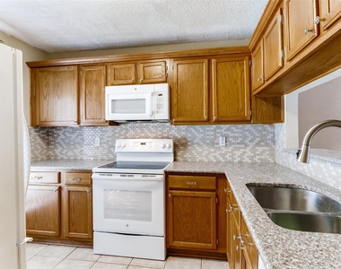 238 Samuel Boulevard - Photo Thumbnail 2